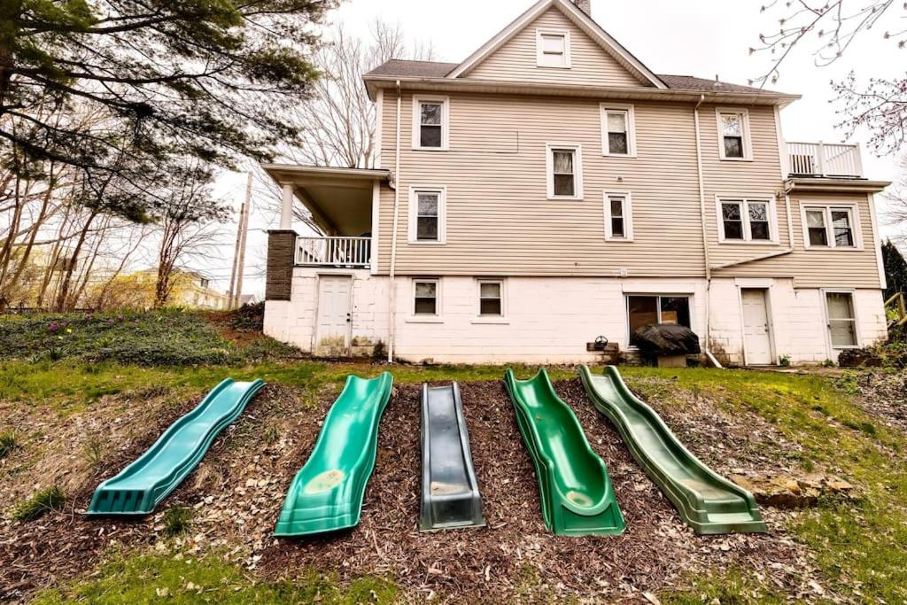 Family Fun Apt! Kid Friendly Loft, Coffee, Popcorn, Snowcones, Games, Poker