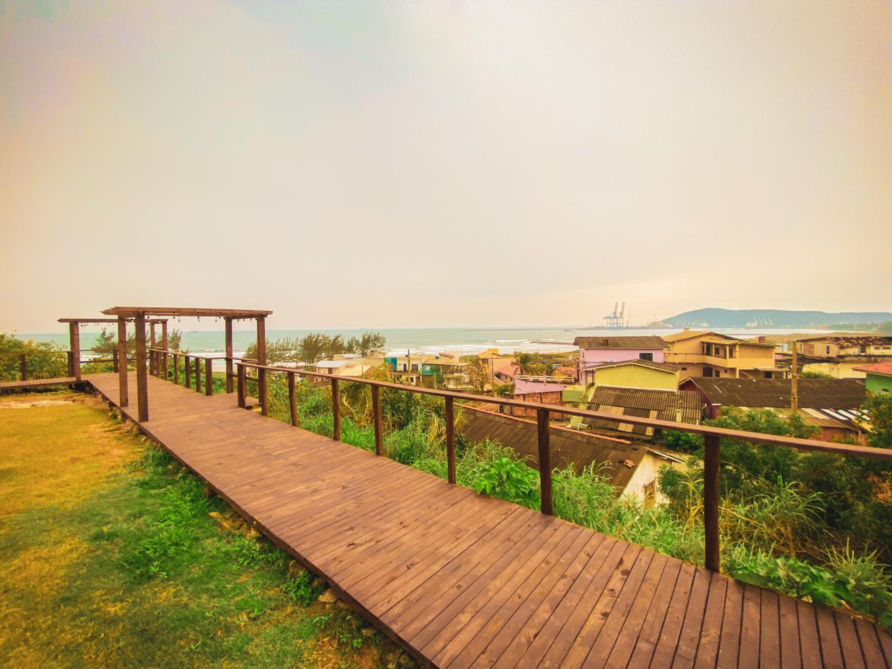 Chalé com Piscina Aquecida - Vista Panorâmica da Praia, a 200m do Mar, Sala de Jogos, Academia e Churrasqueira