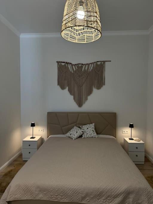 Apartament central cu curte privată view 4