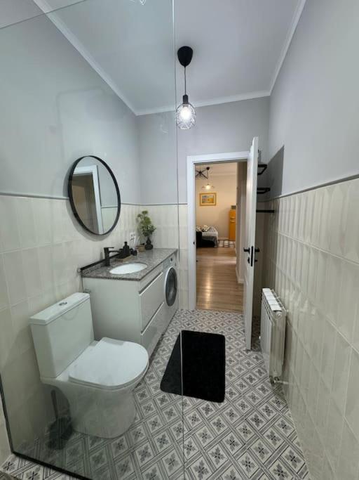 Apartament central cu curte privată view 5