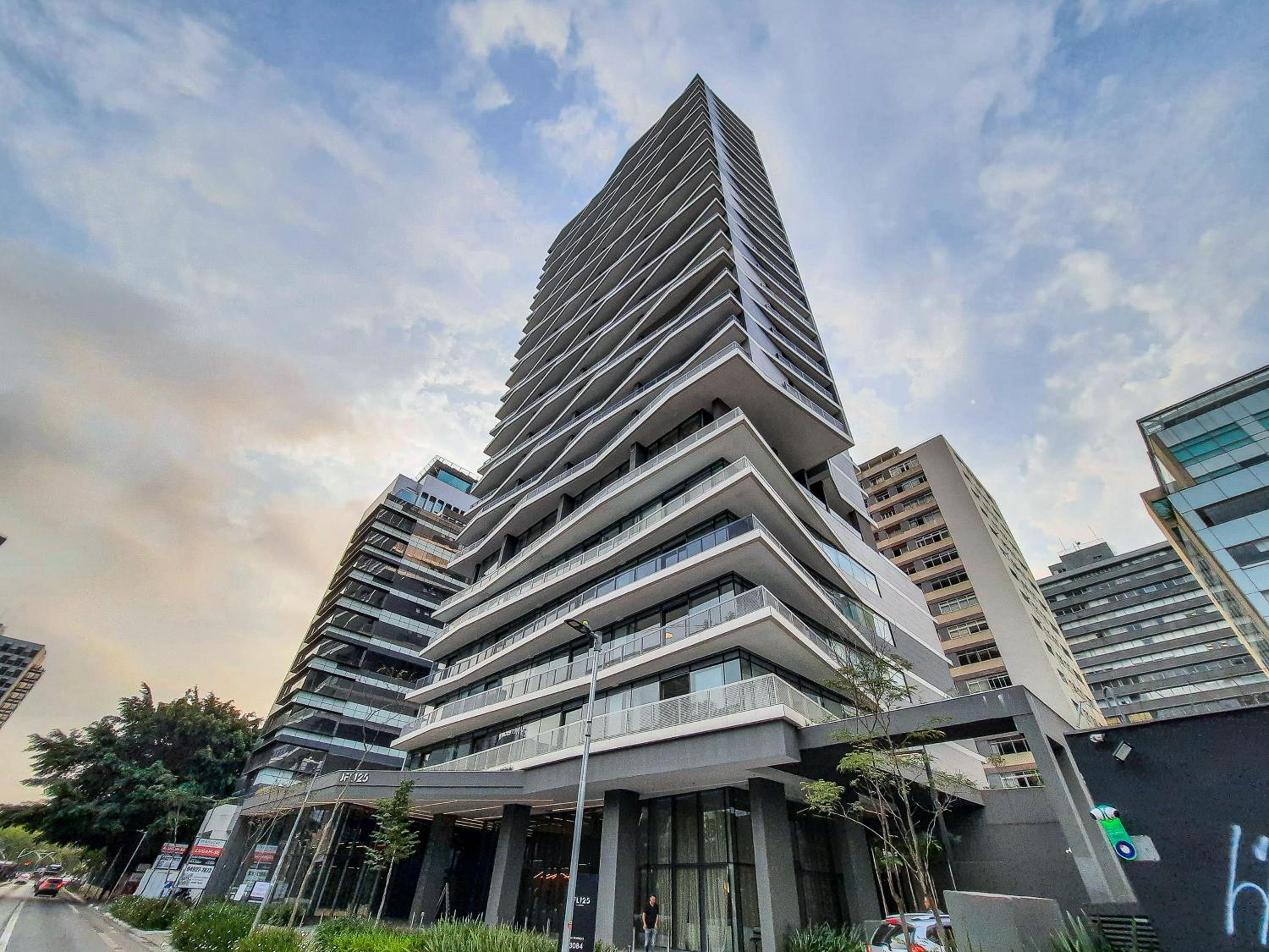 Predio com rooftop e cafe da manha ao lado da Faria Lima - JFL