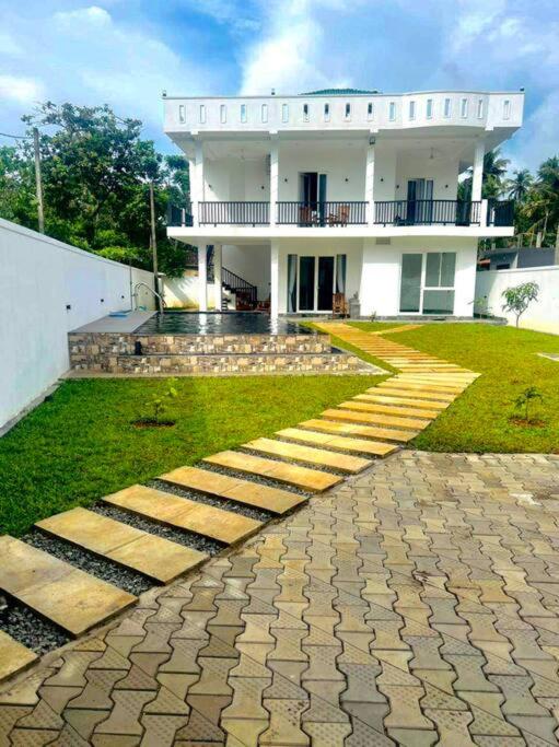 Sambo White House Hikkaduwa - 5BD Entire Villa