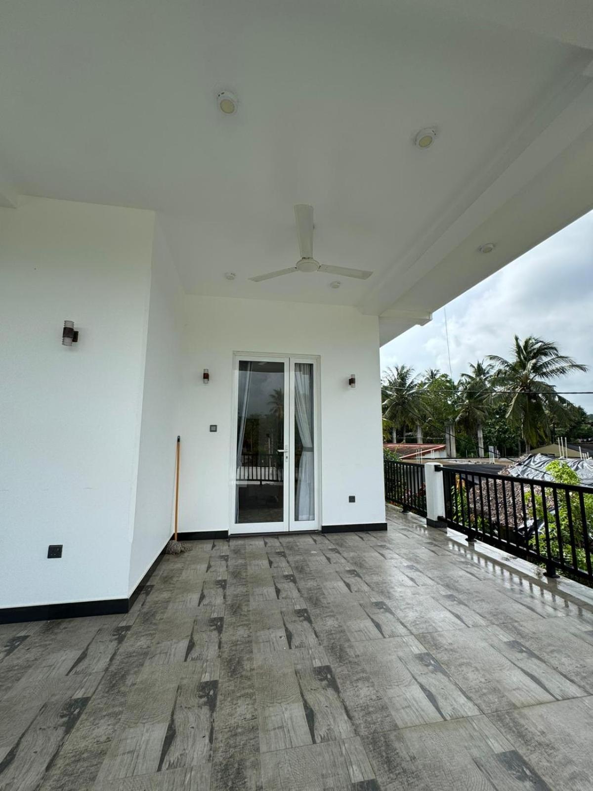 Sambo White House Hikkaduwa - 5BD Entire Villa