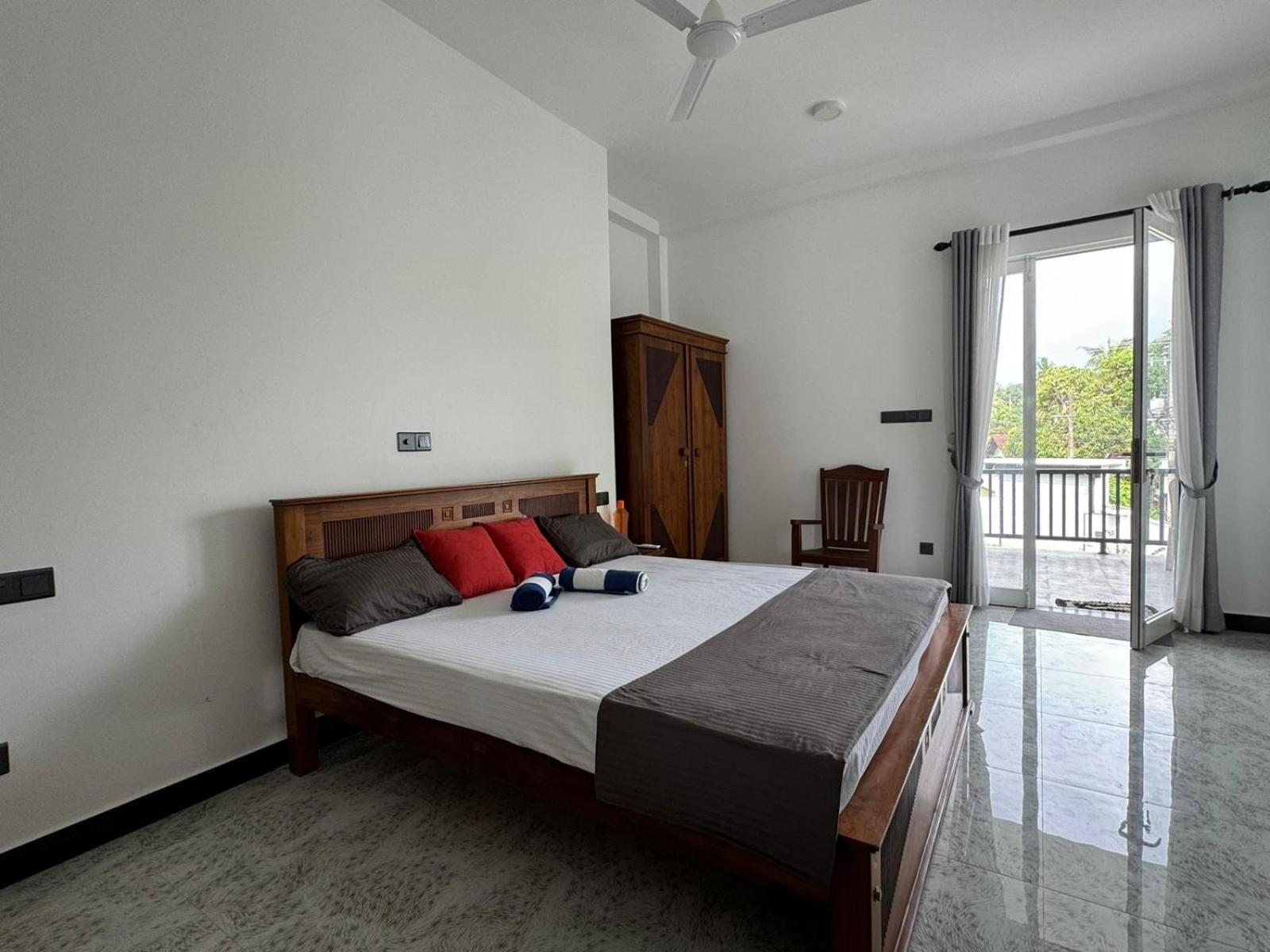 Sambo White House Hikkaduwa - 5BD Entire Villa