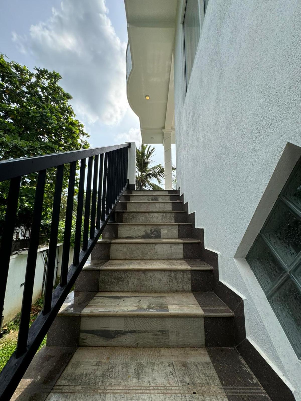 Sambo White House Hikkaduwa - 5BD Entire Villa