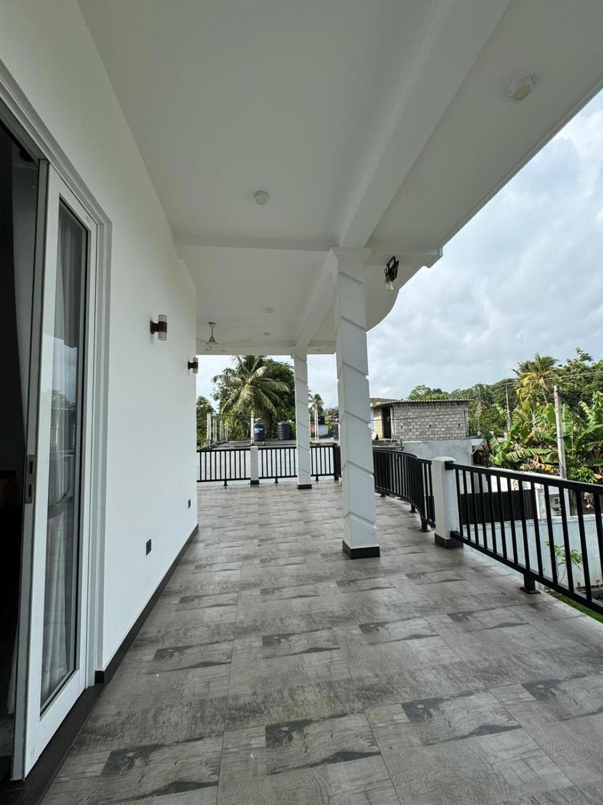 Sambo White House Hikkaduwa - 5BD Entire Villa