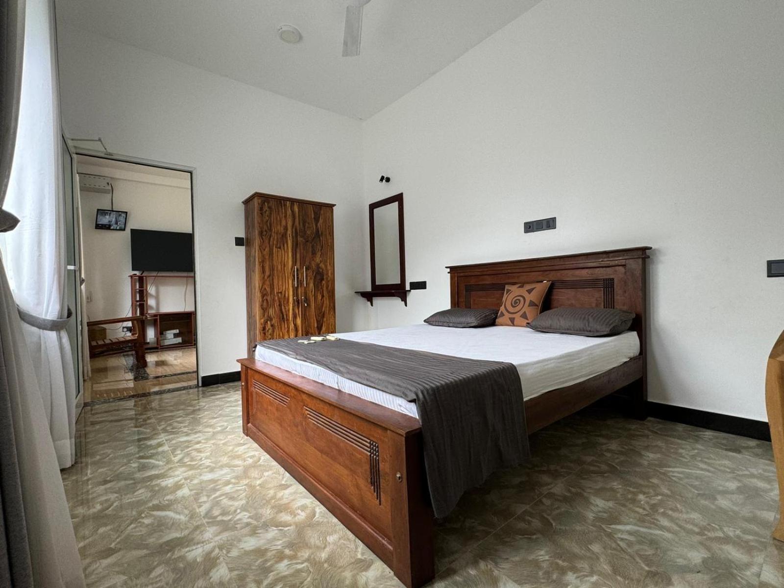 Sambo White House Hikkaduwa - 5BD Entire Villa