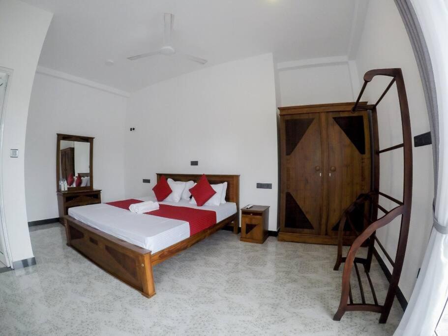 Sambo White House Hikkaduwa - 5BD Entire Villa