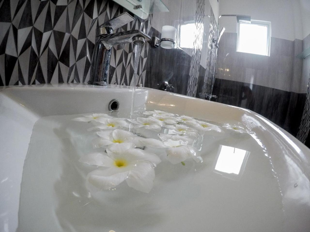Sambo White House Hikkaduwa - 5BD Entire Villa
