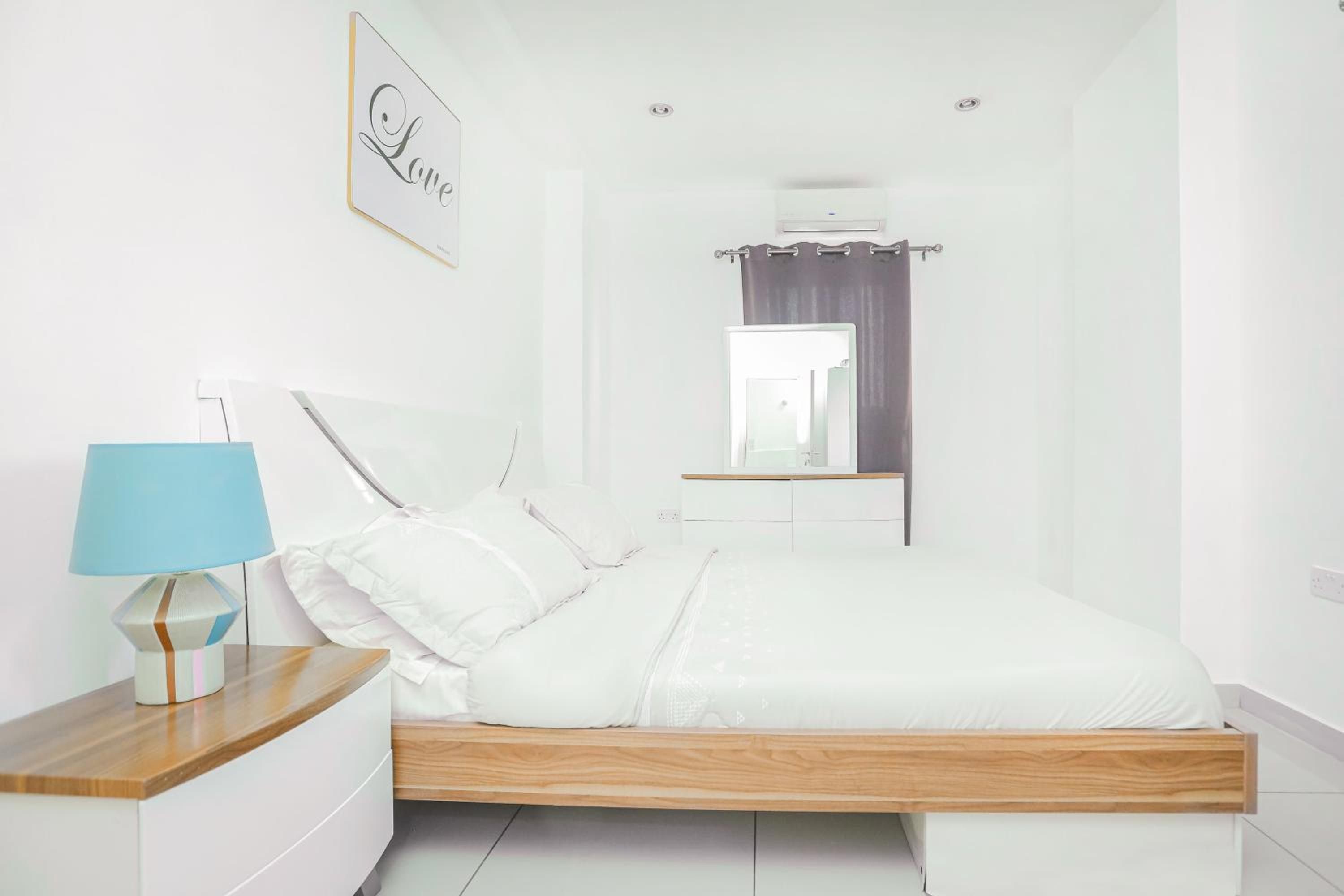 Luxe Apt close to Airport&Mall with a Rooftop Pool view 2