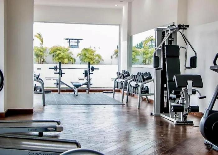 Luxe Apt close to Airport&Mall with a Rooftop Pool view 3