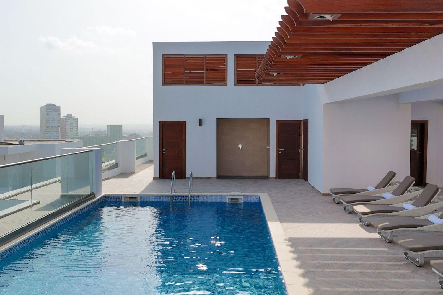 Luxe Apt close to Airport&Mall with a Rooftop Pool view 4