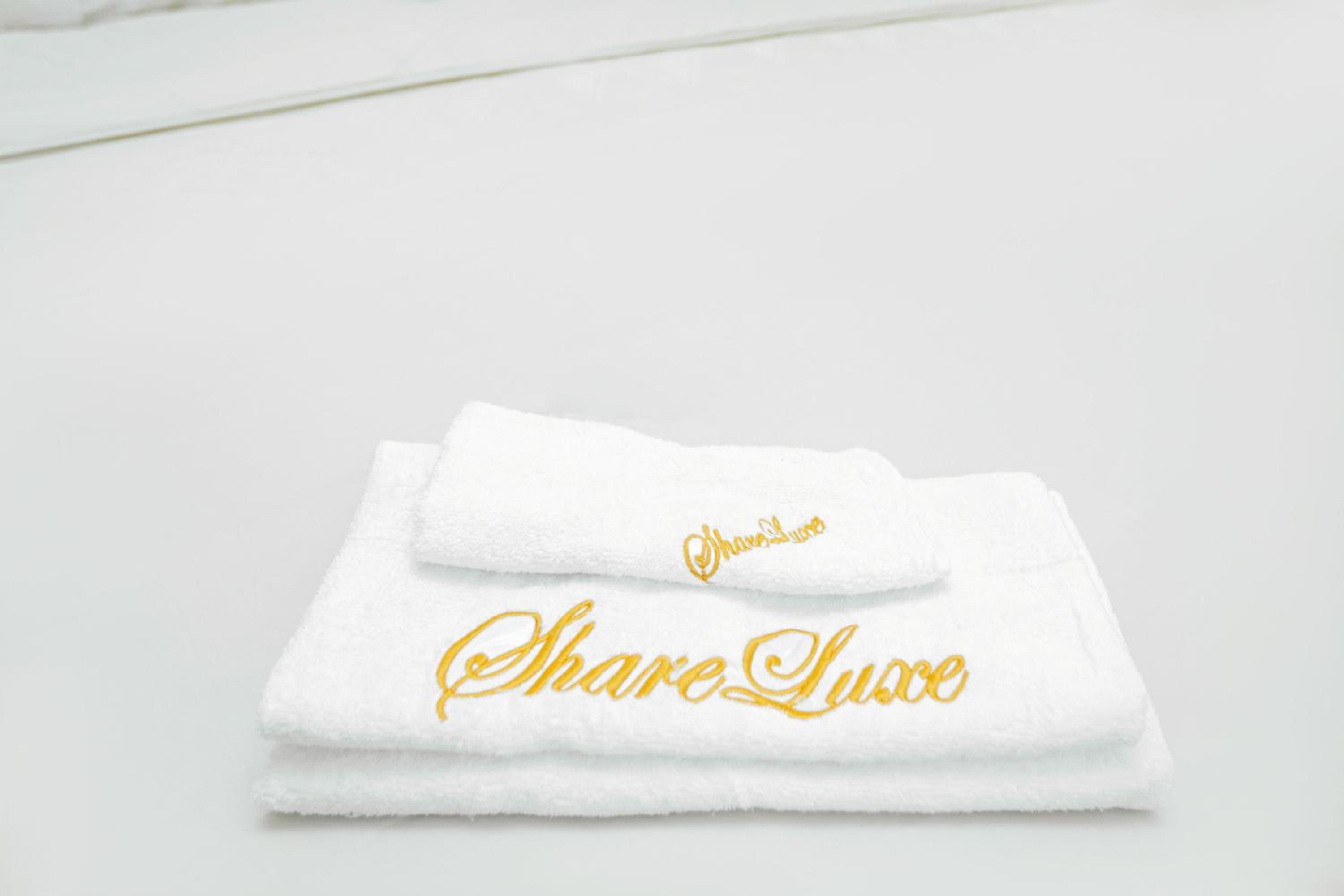 Luxe Apt close to Airport&Mall with a Rooftop Pool view 5