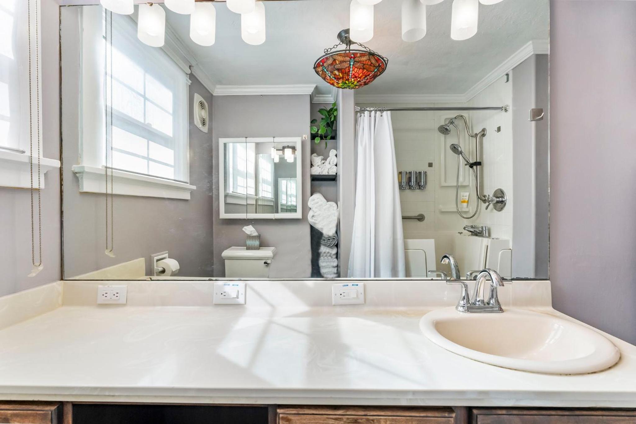 Elegant Rose City Retreat with Sauna & Pool Table view 3