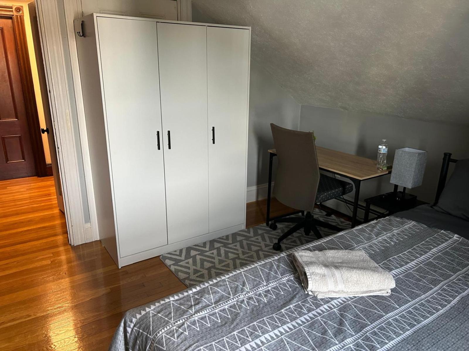 HomeStay Near Downtown Boston - Andrew Station Area