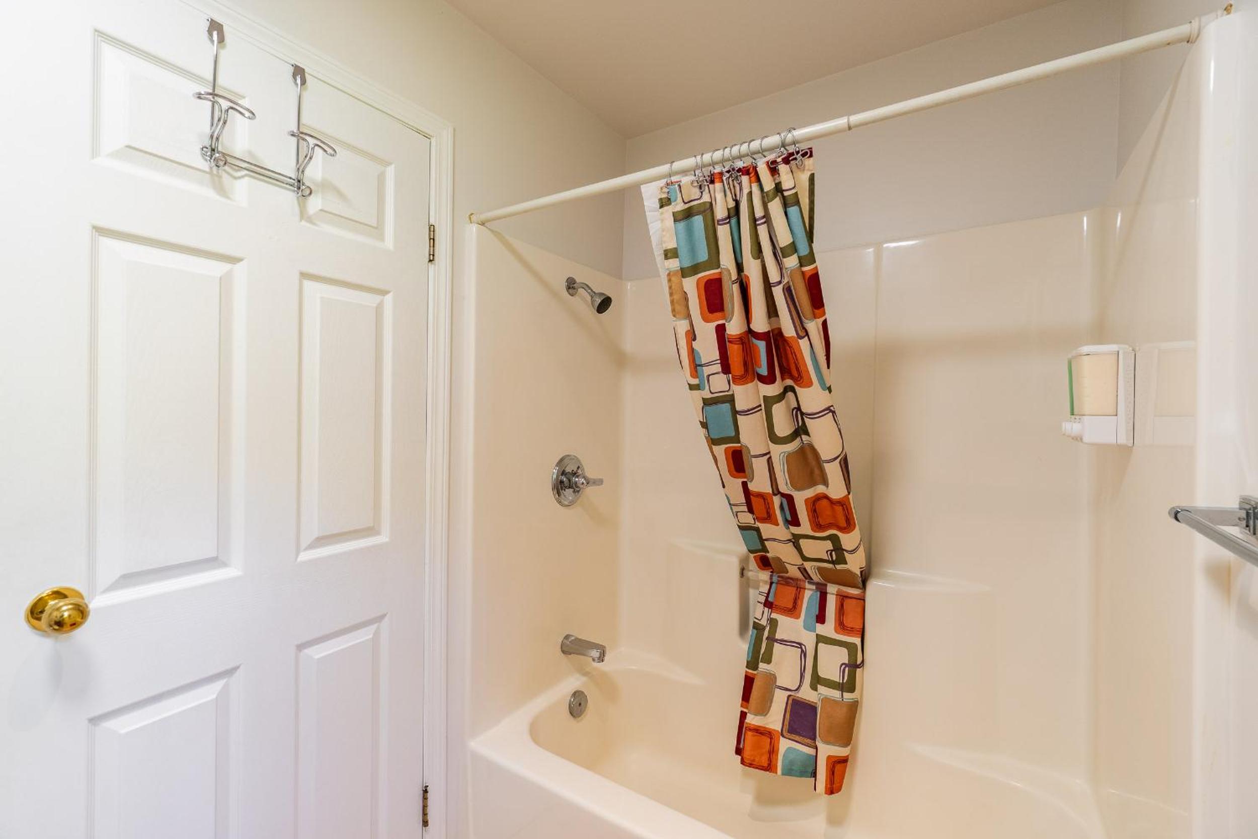 Kaslo, Upper Floor Paradise, 2 Beds and Hot Tub