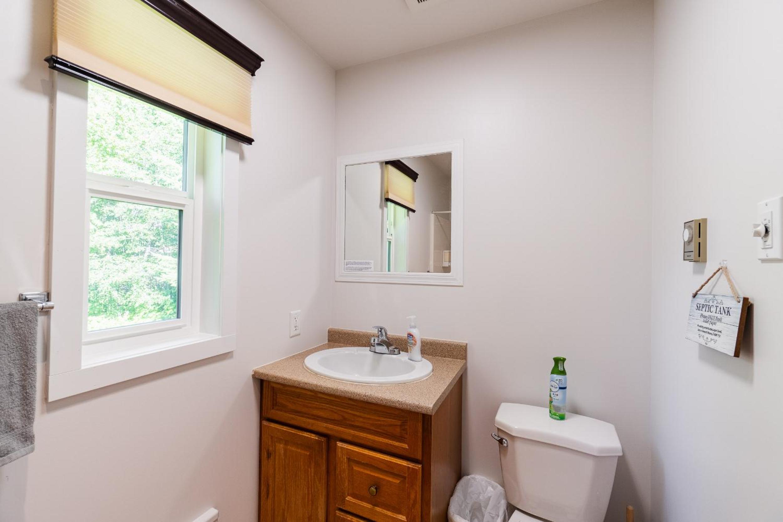 Kaslo, Upper Floor Paradise, 2 Beds and Hot Tub