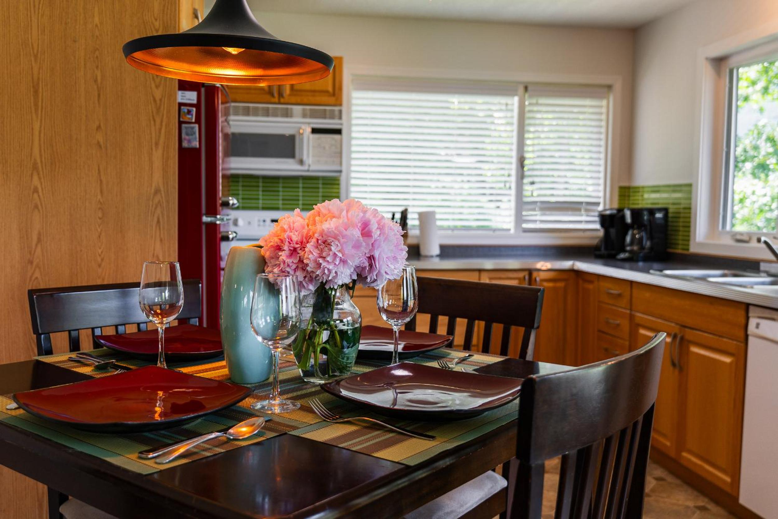 Kaslo, Upper Floor Paradise, 2 Beds and Hot Tub