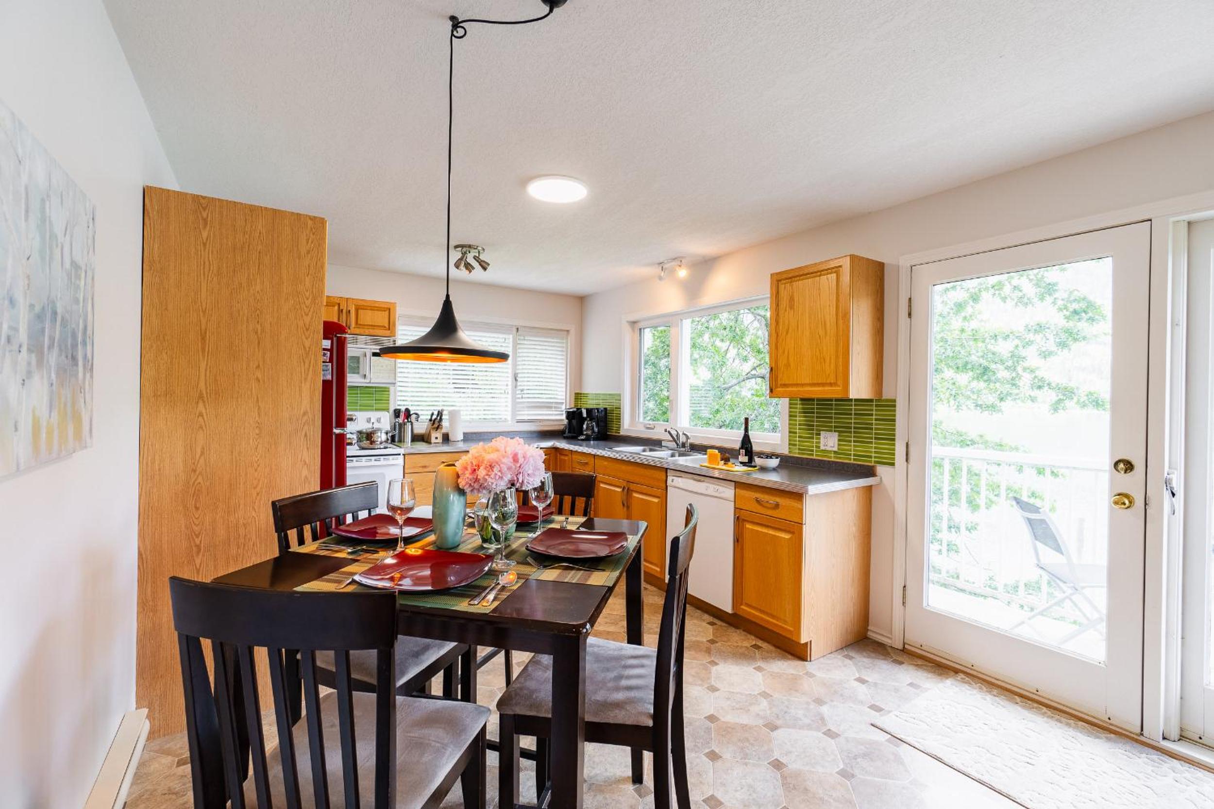 Kaslo, Upper Floor Paradise, 2 Beds and Hot Tub