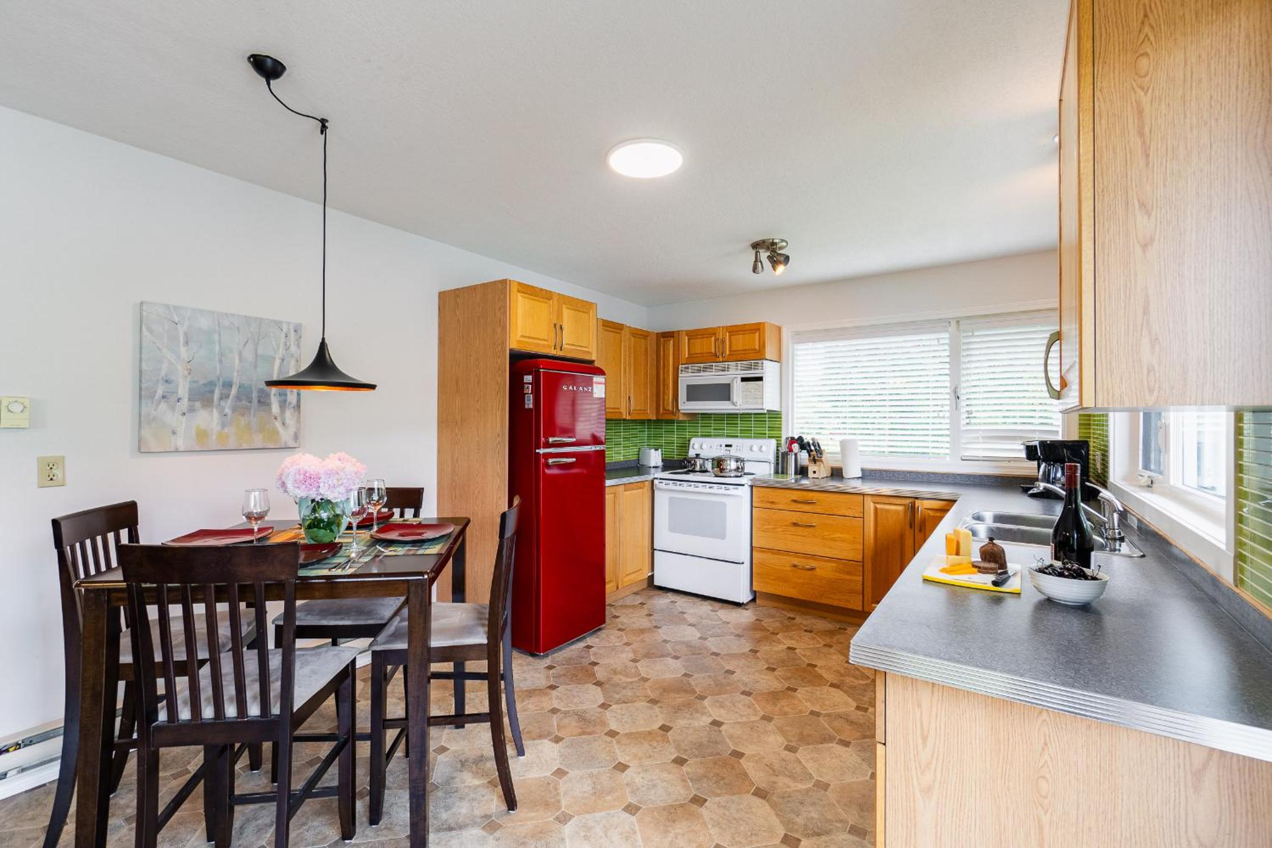 Kaslo, Upper Floor Paradise, 2 Beds and Hot Tub