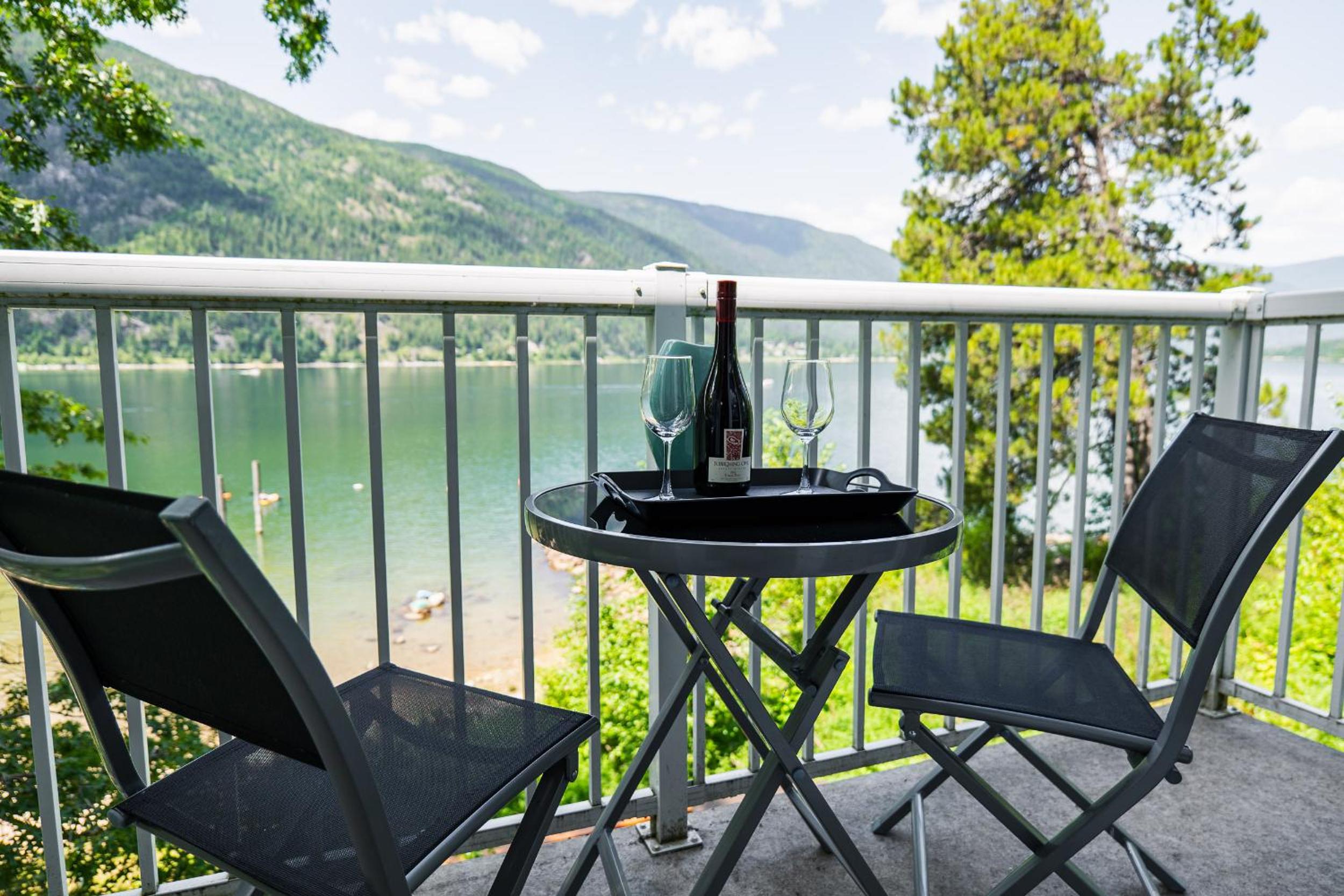 Kaslo, Upper Floor Paradise, 2 Beds and Hot Tub
