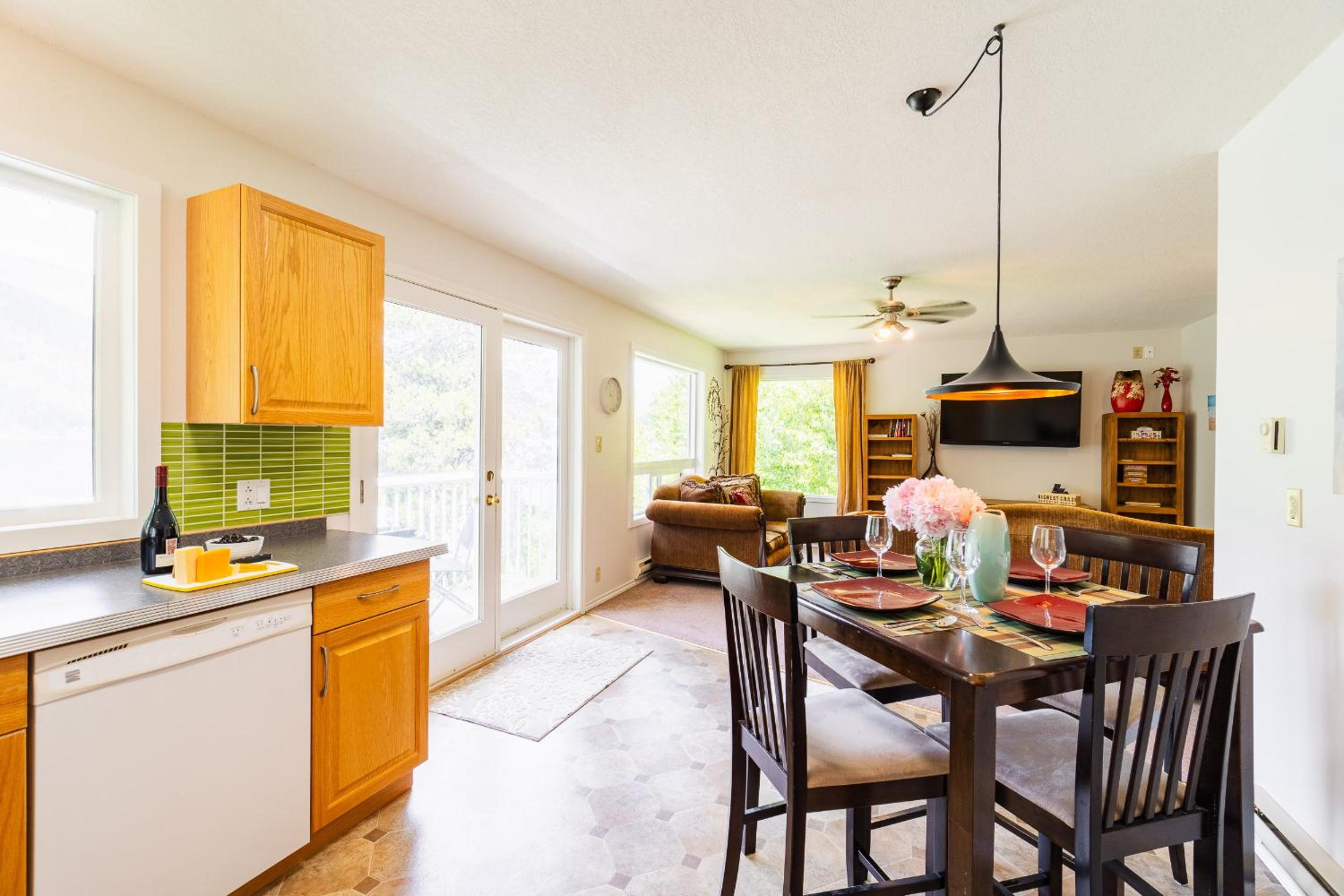 Kaslo, Upper Floor Paradise, 2 Beds and Hot Tub