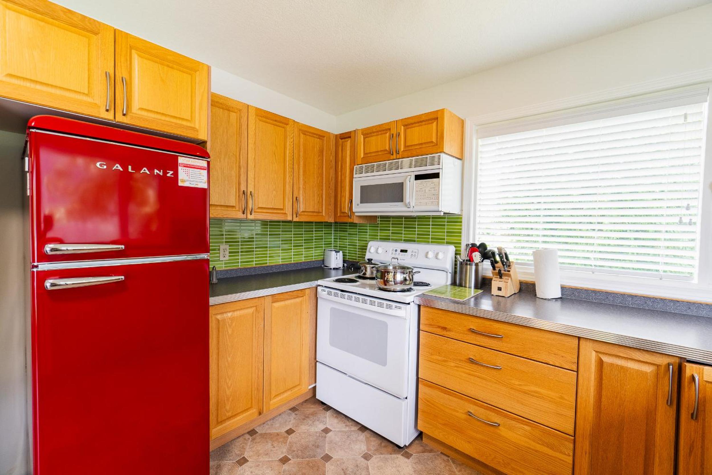 Kaslo, Upper Floor Paradise, 2 Beds and Hot Tub