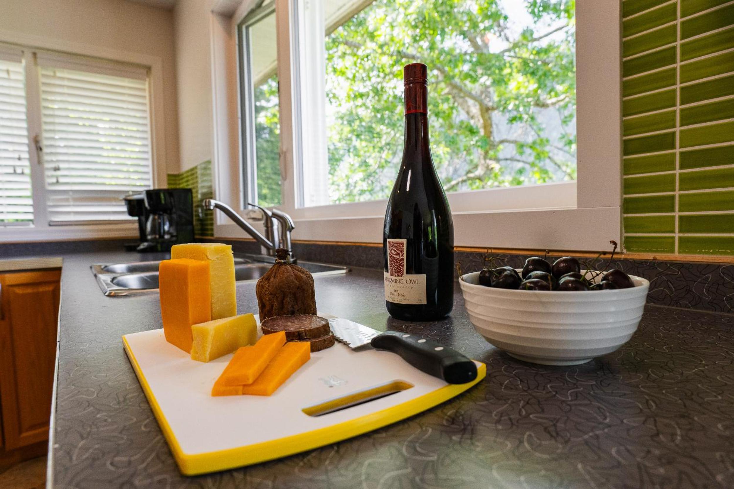 Kaslo, Upper Floor Paradise, 2 Beds and Hot Tub