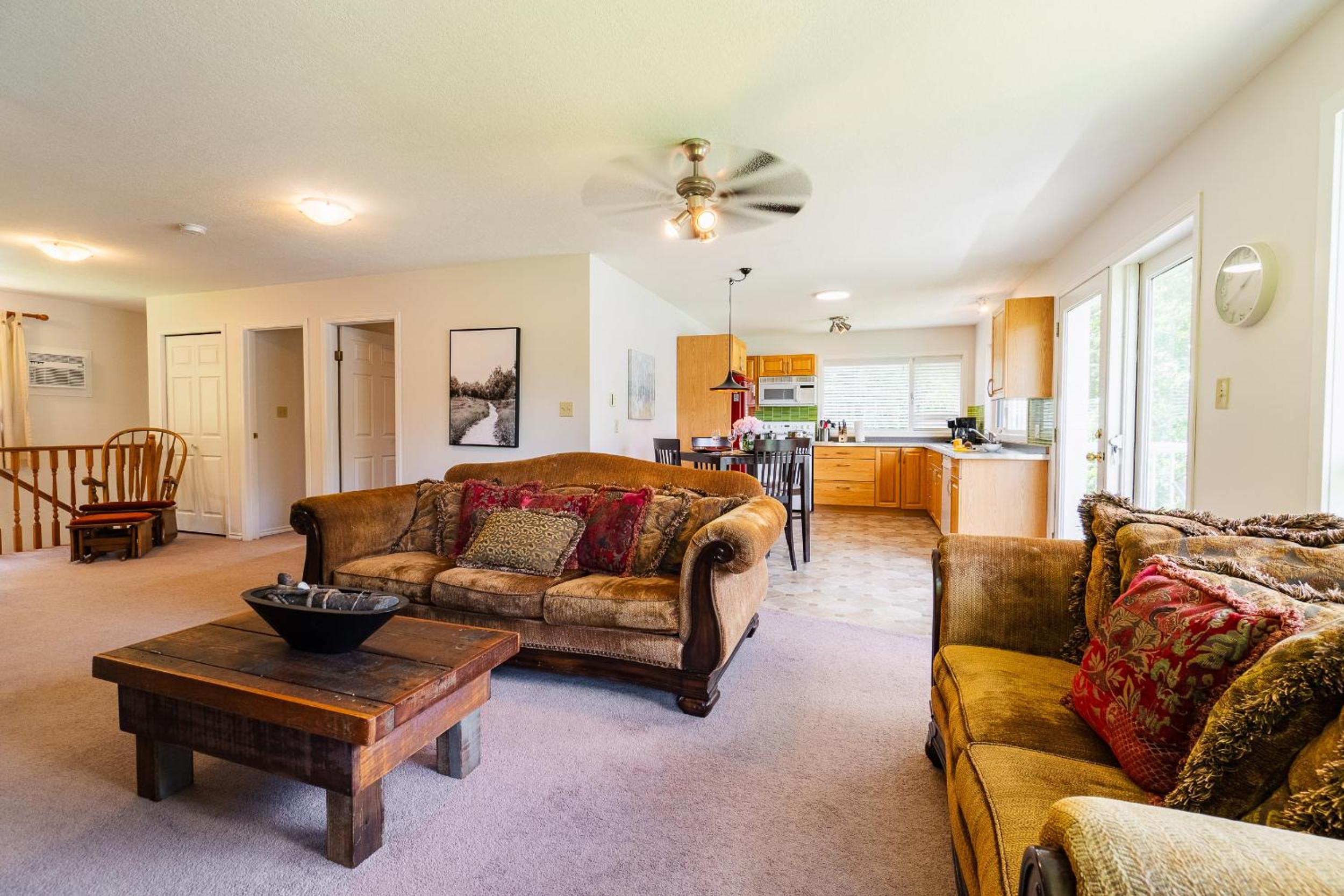 Kaslo, Upper Floor Paradise, 2 Beds and Hot Tub