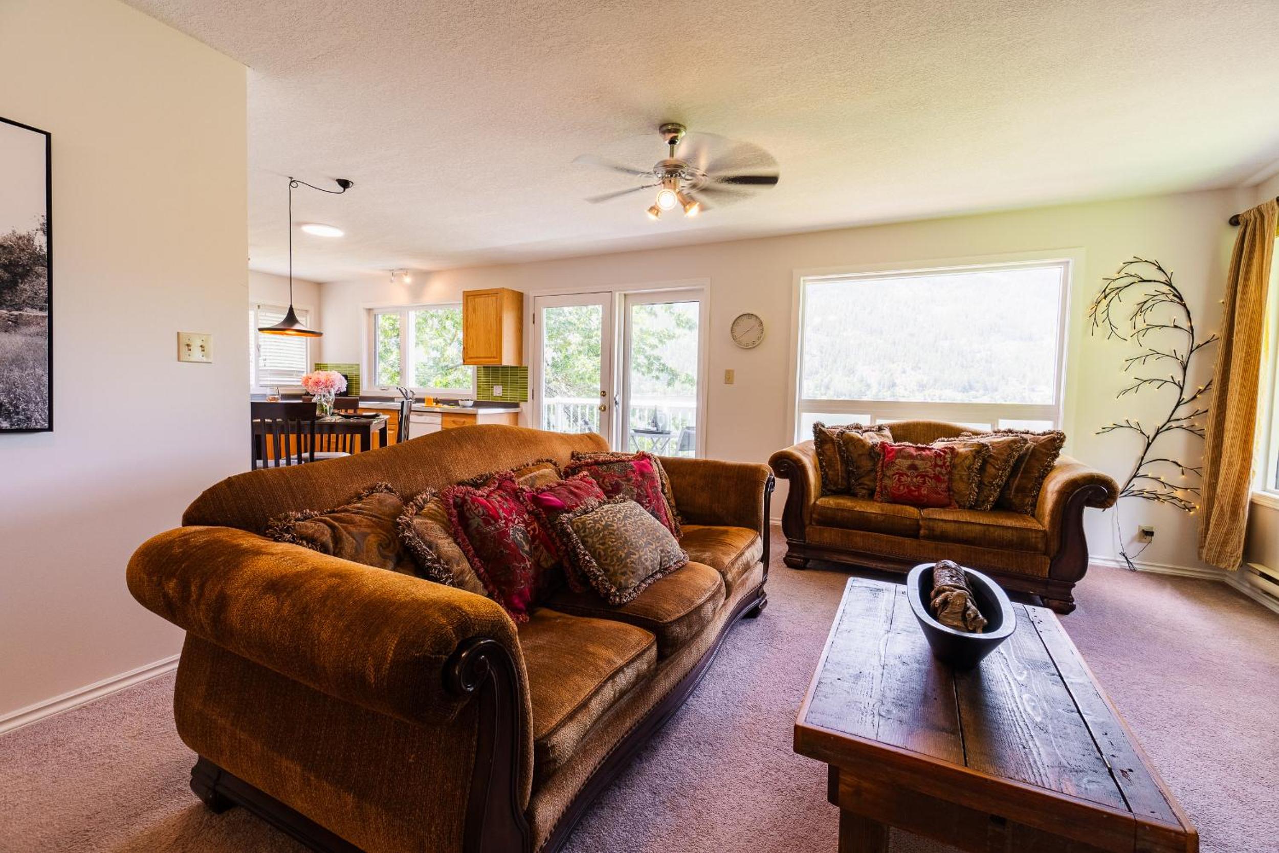 Kaslo, Upper Floor Paradise, 2 Beds and Hot Tub