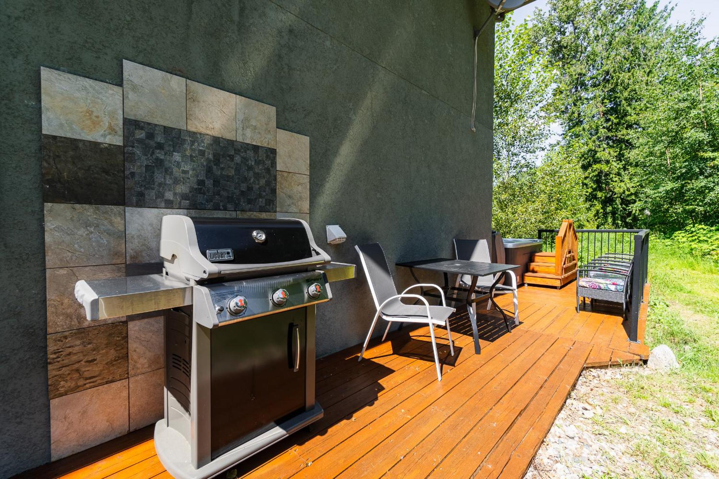 Kaslo, Upper Floor Paradise, 2 Beds and Hot Tub
