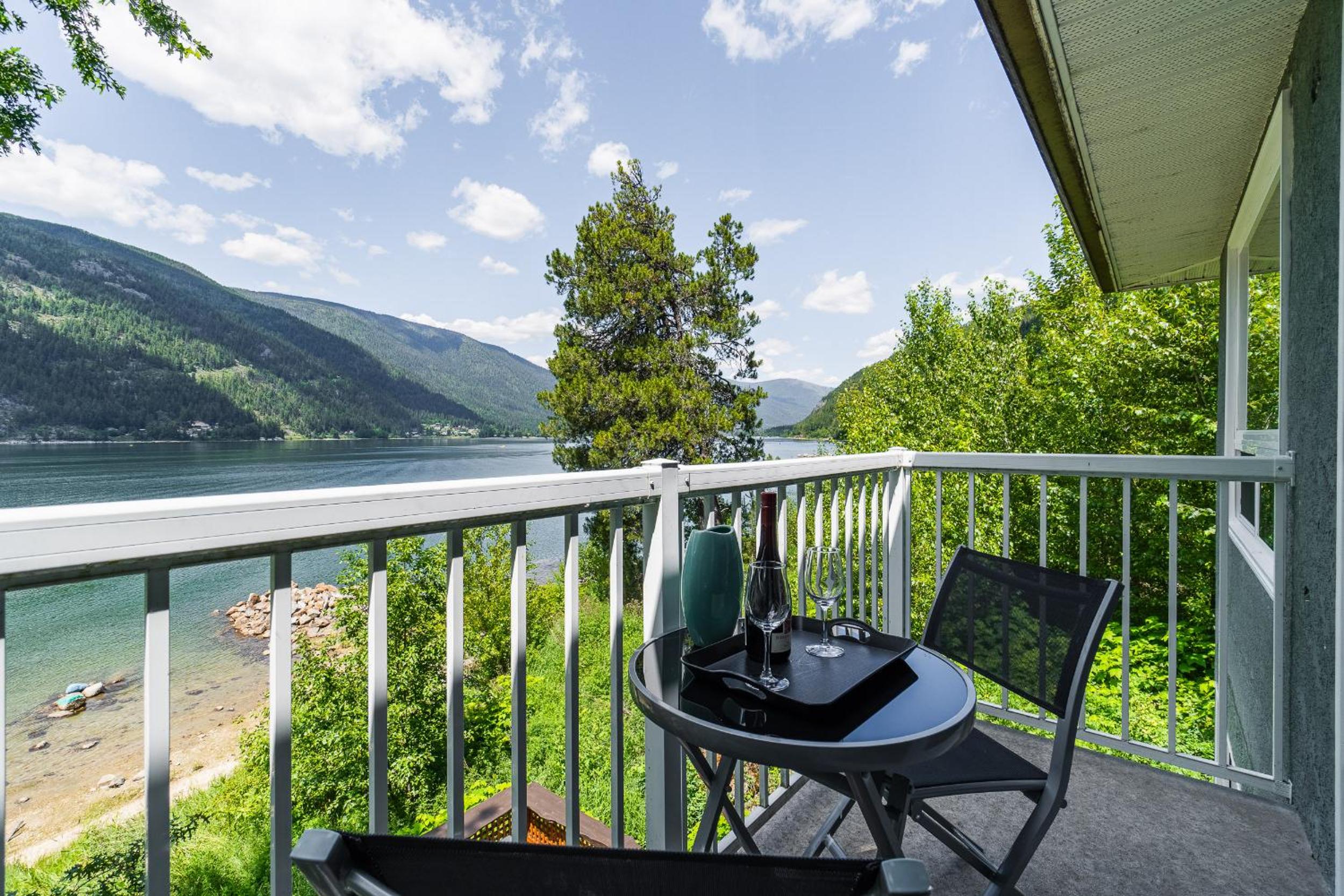 Kaslo, Upper Floor Paradise, 2 Beds and Hot Tub