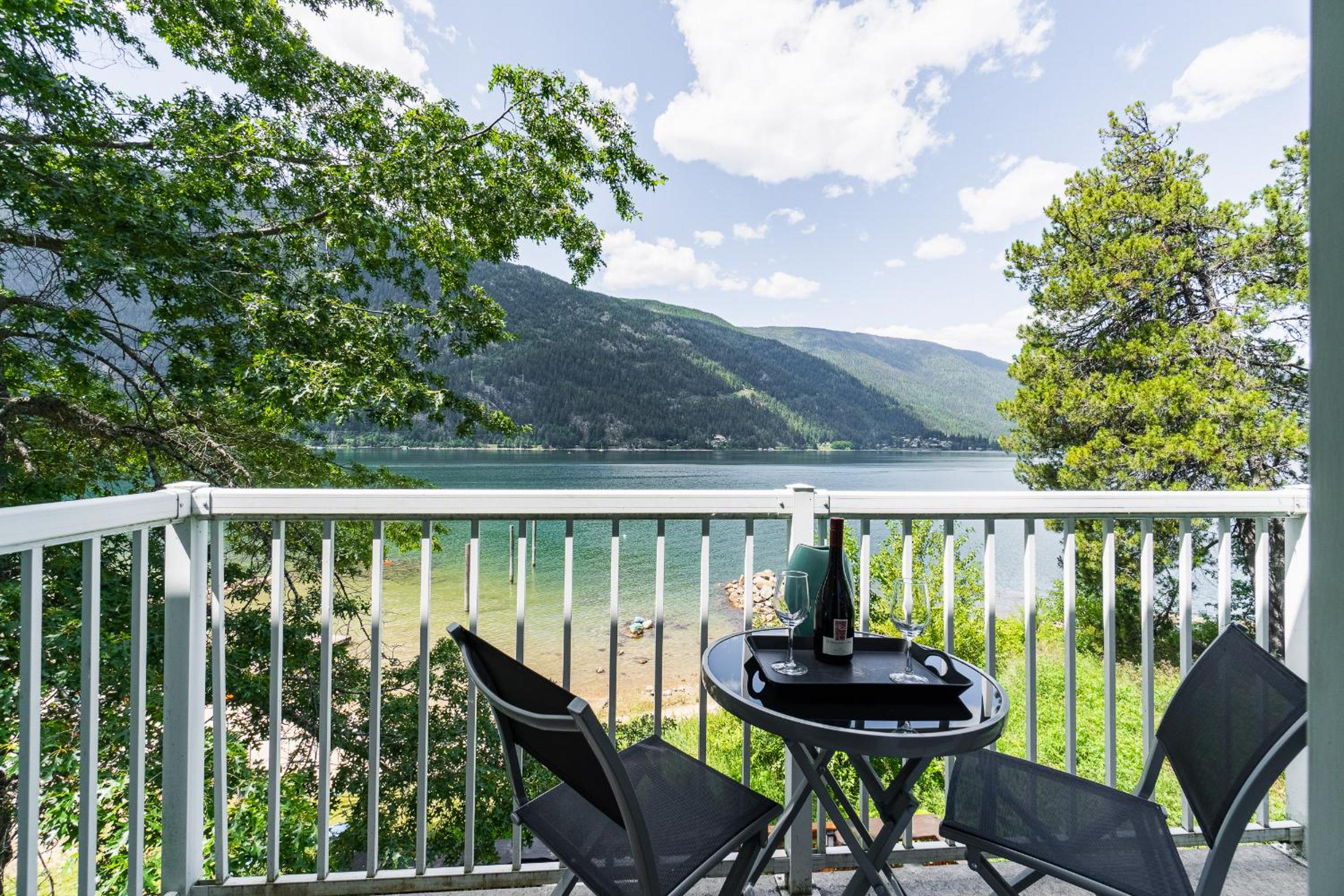 Kaslo, Upper Floor Paradise, 2 Beds and Hot Tub