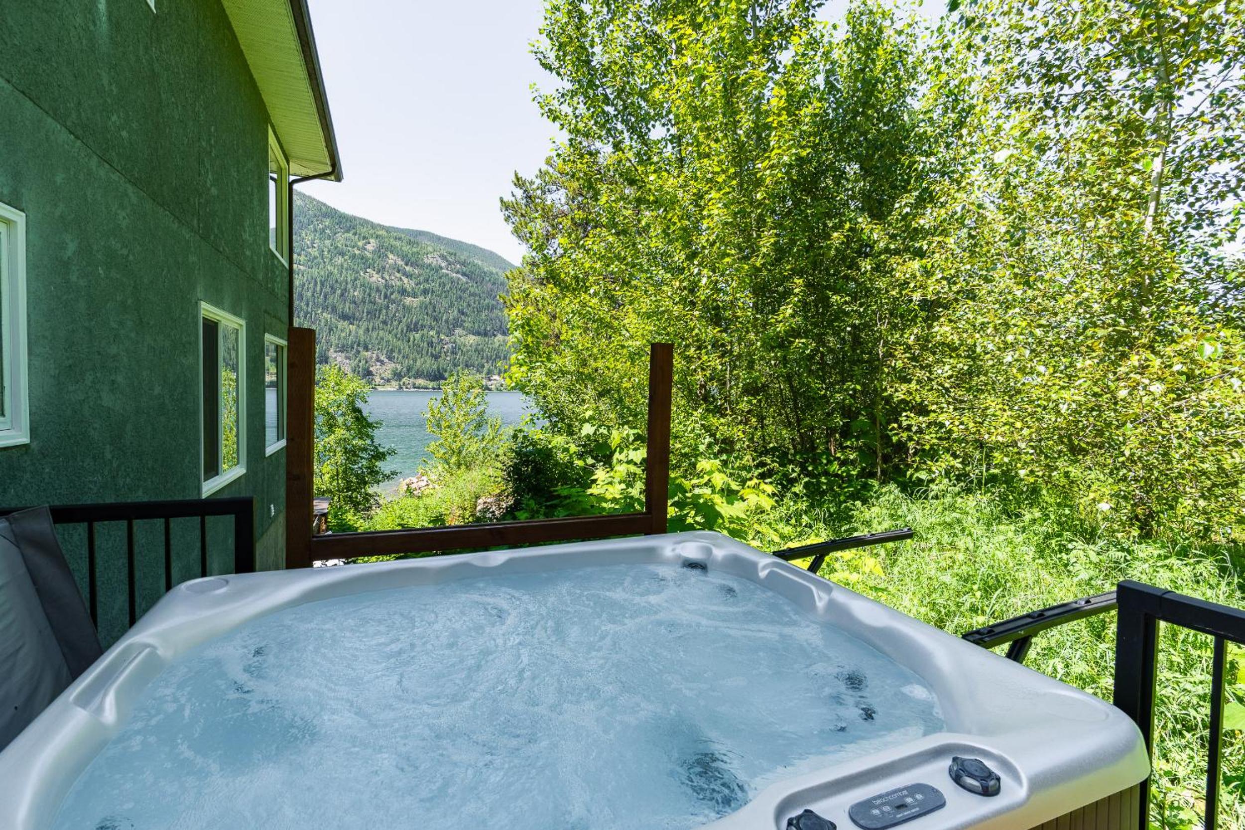 Kaslo, Upper Floor Paradise, 2 Beds and Hot Tub