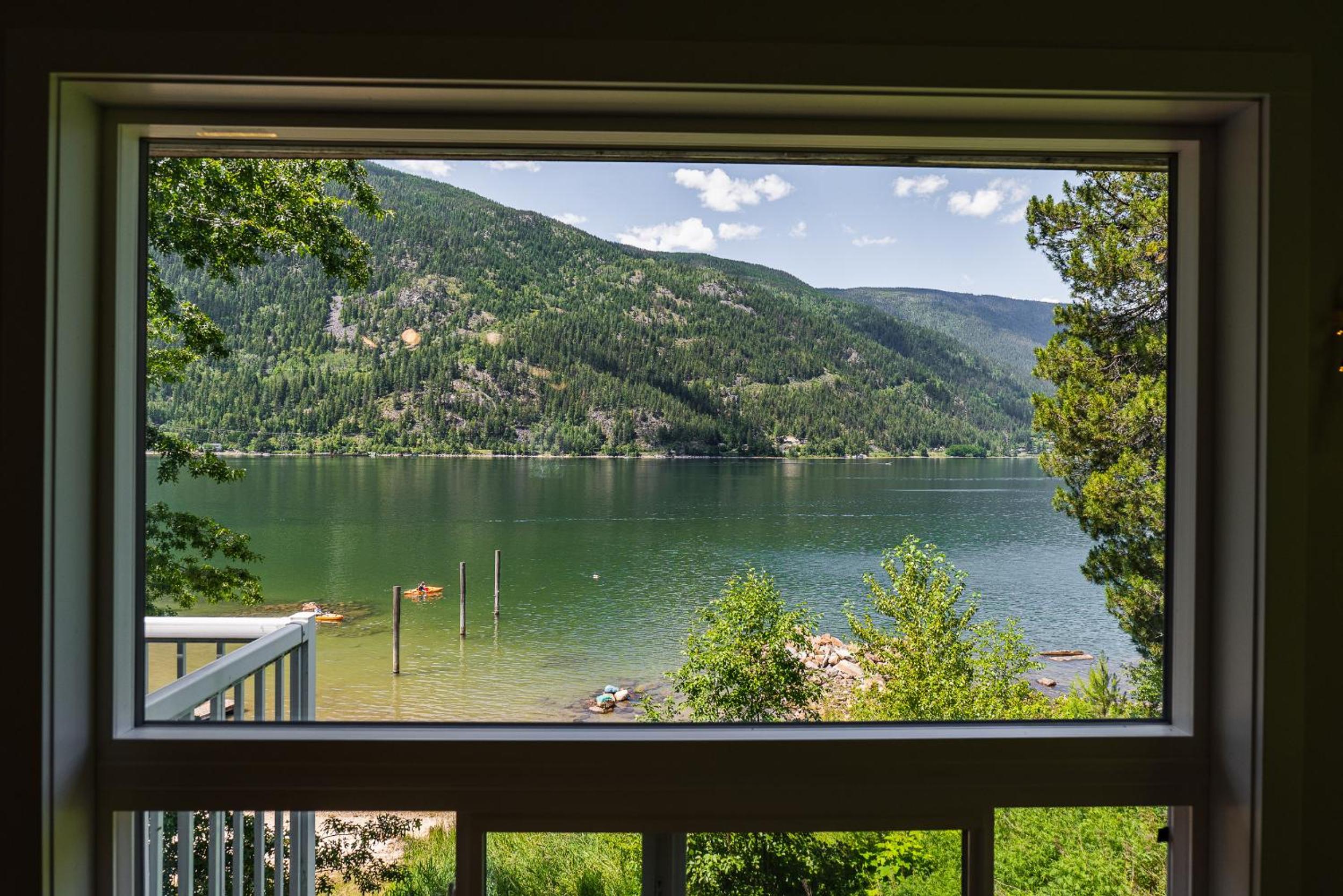 Kaslo, Upper Floor Paradise, 2 Beds and Hot Tub