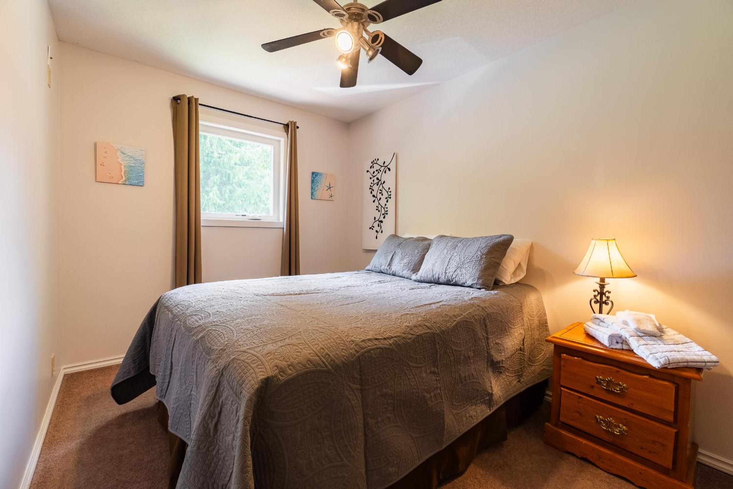 Kaslo, Upper Floor Paradise, 2 Beds and Hot Tub