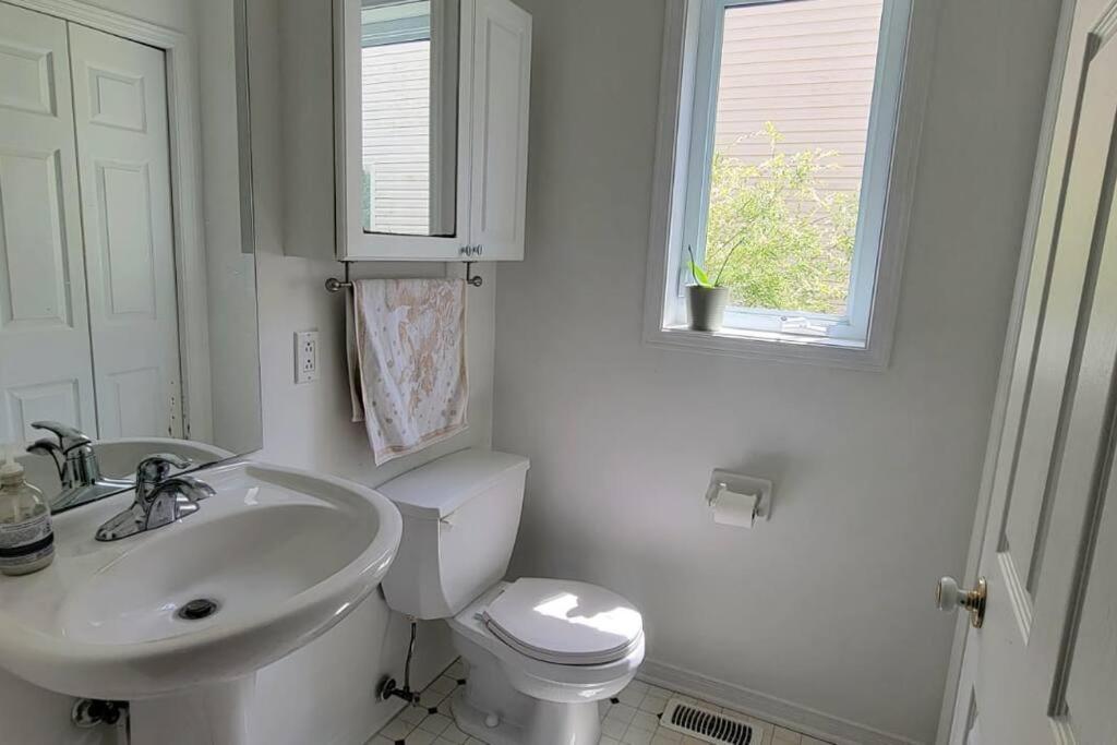 Charming 3 Bedroom House by Gatineau Park Home away from Home