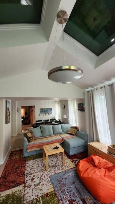 Charming 3 Bedroom House by Gatineau Park Home away from Home
