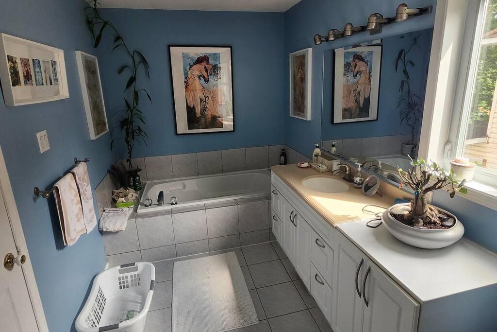 Charming 3 Bedroom House by Gatineau Park Home away from Home