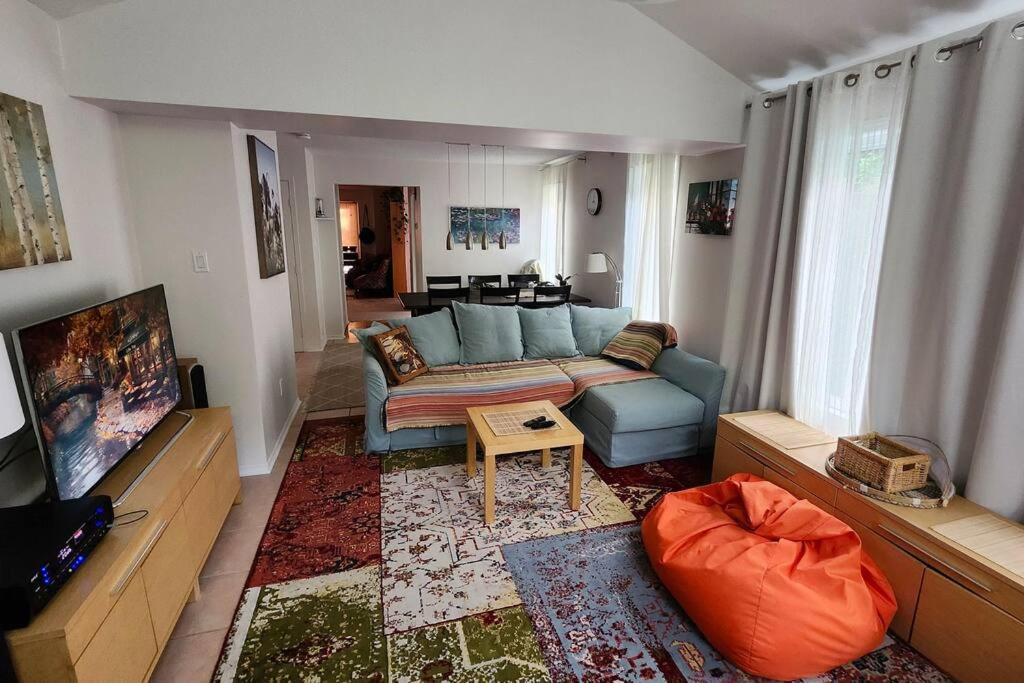Charming 3 Bedroom House by Gatineau Park Home away from Home