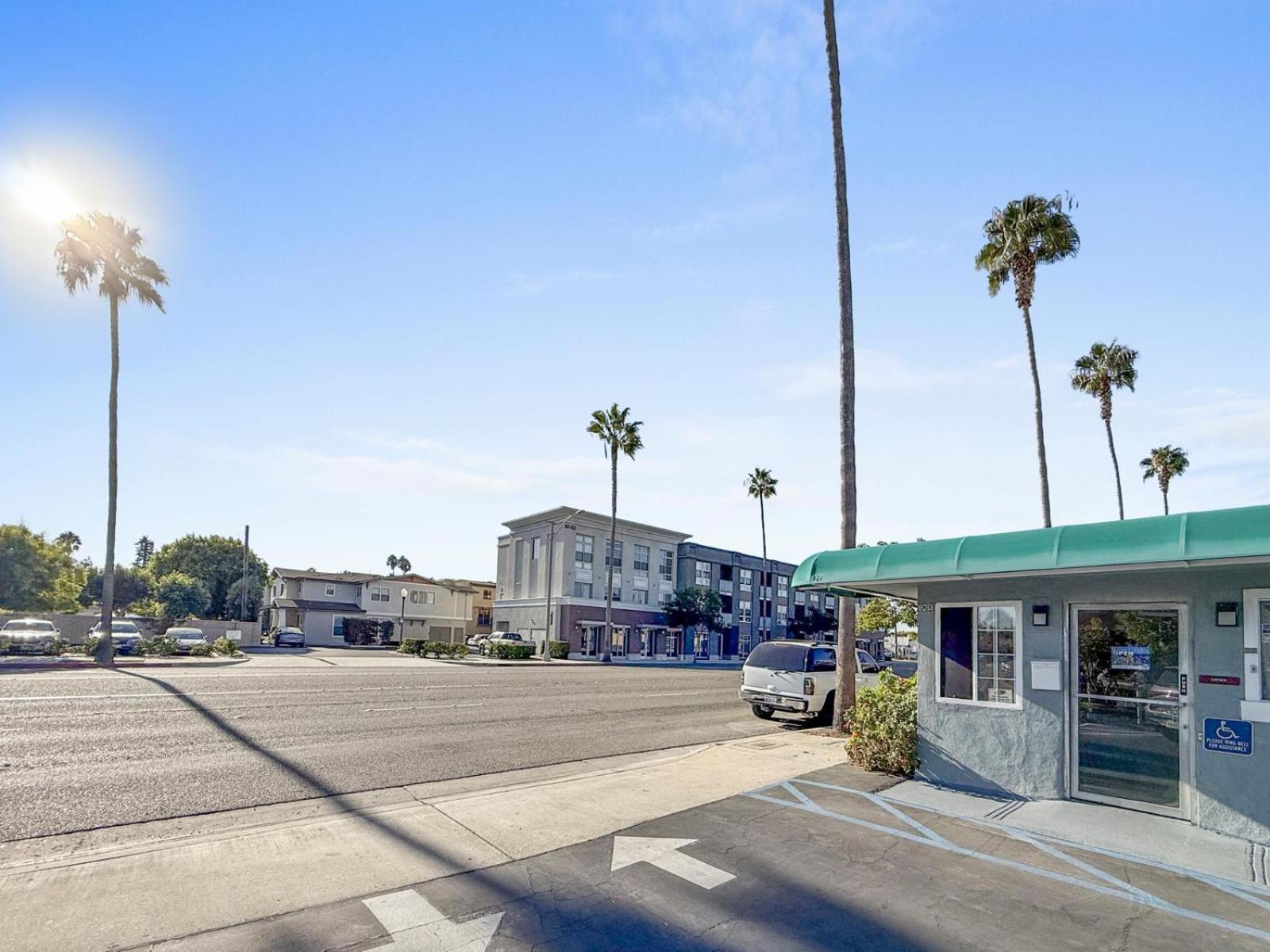 Super 7 Motel - Anaheim Packing District & Disneyland view 3