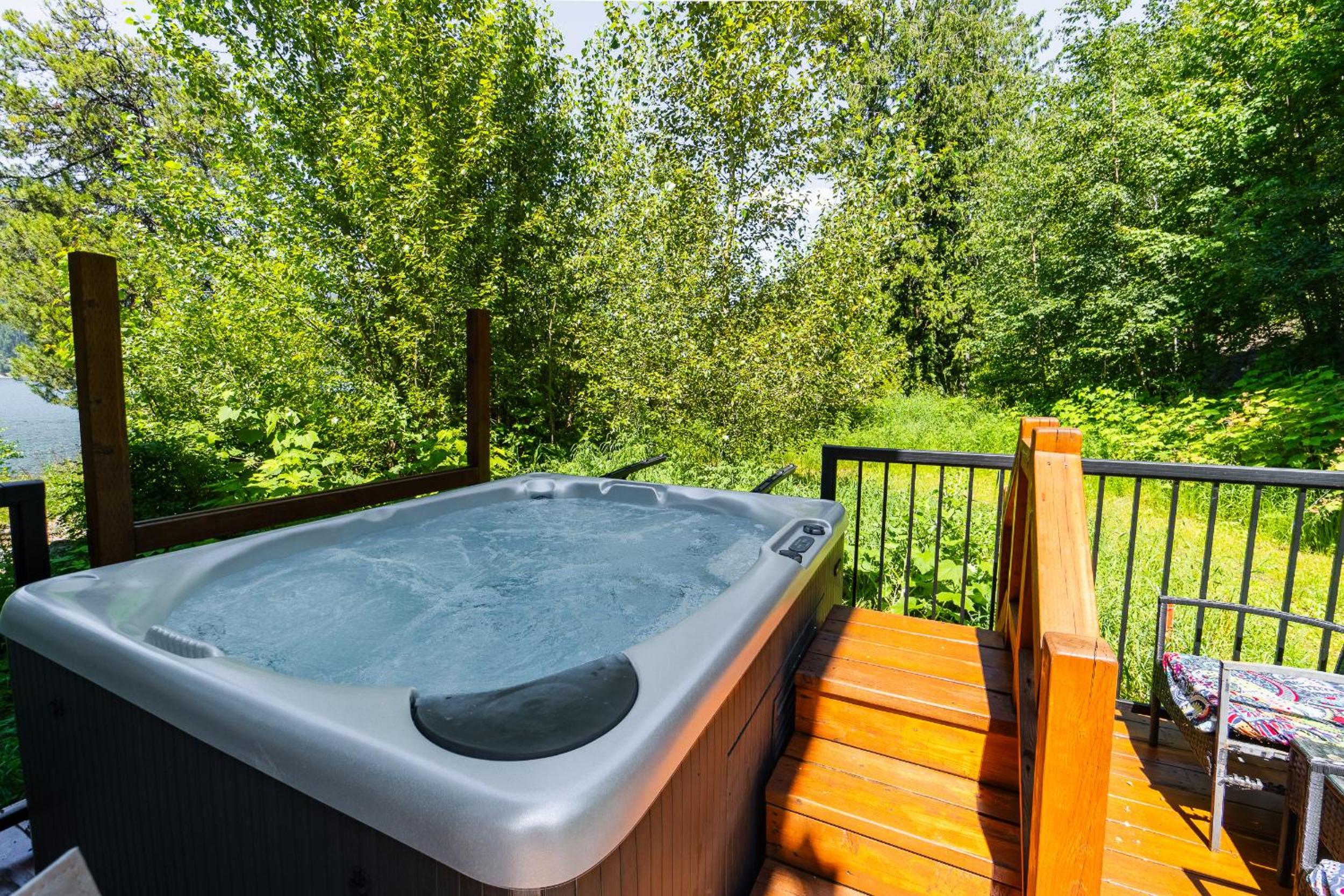 Kaslo, Upper Floor Paradise, 2 Beds and Hot Tub