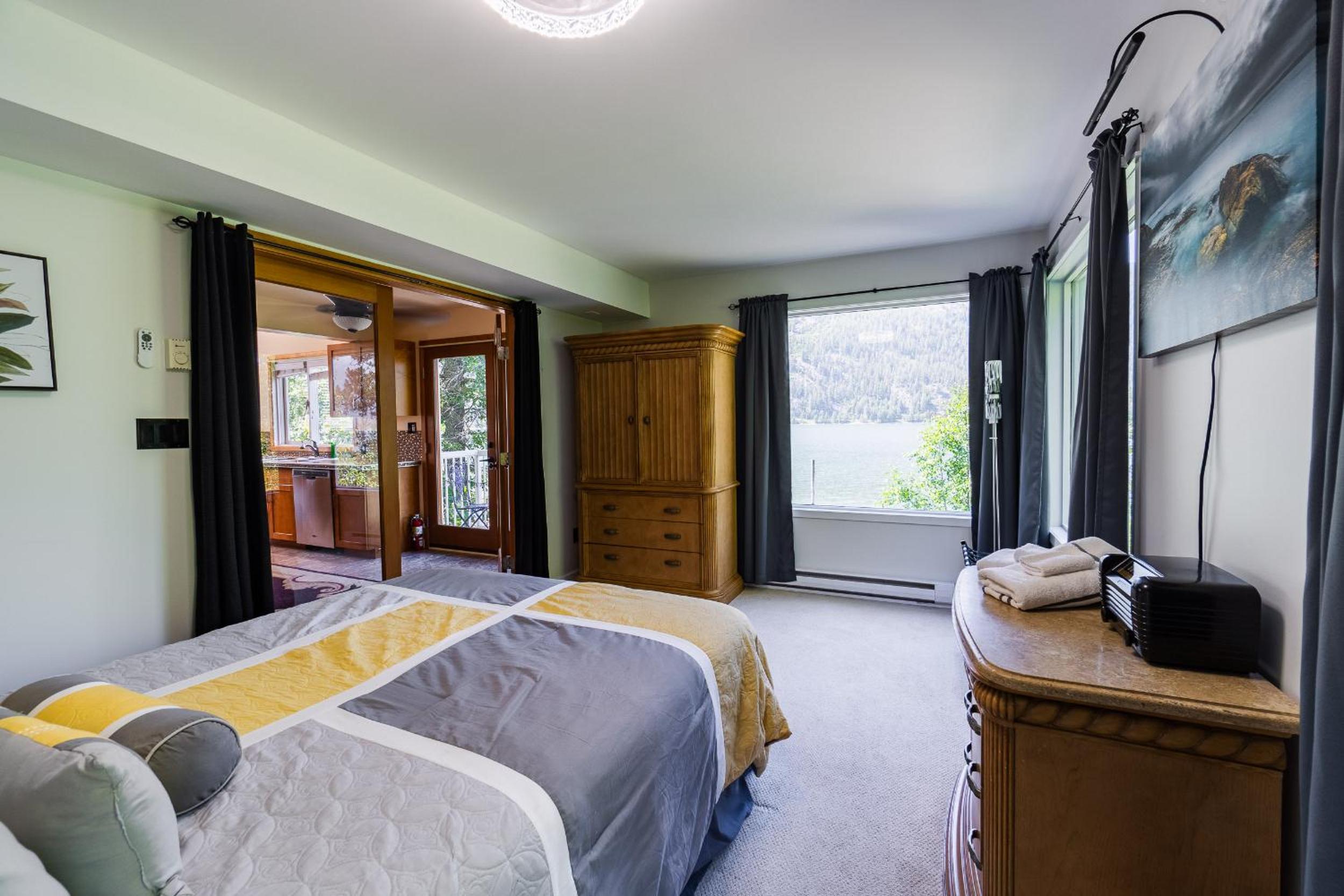 Kootenay, Lakeside Retreat, Main Floor and Walkout
