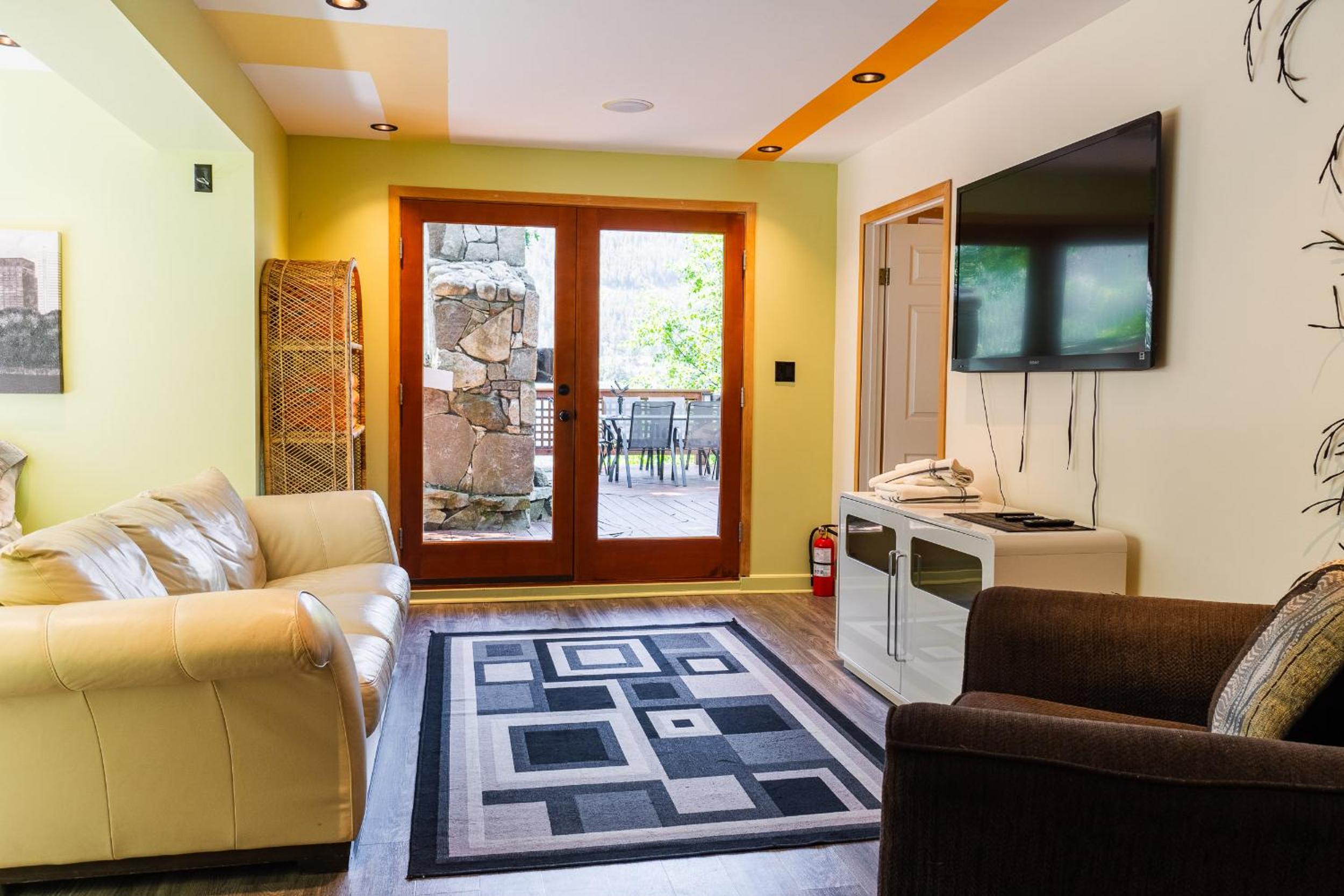 Kootenay, Lakeside Retreat, Main Floor and Walkout