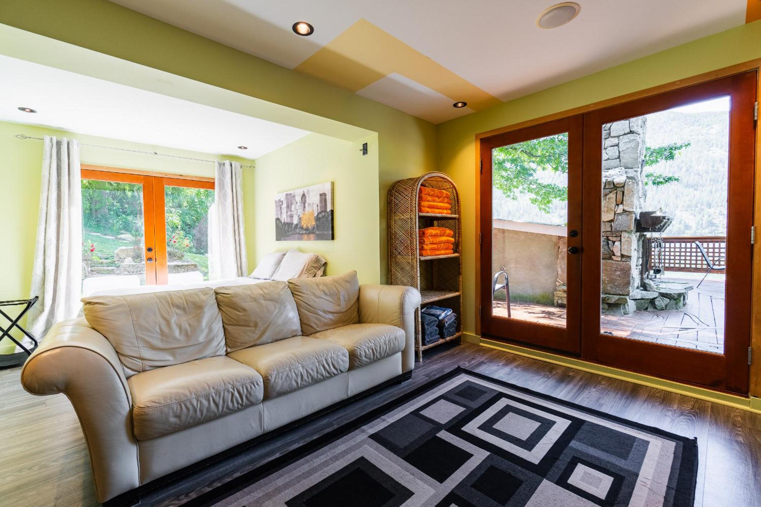 Kootenay, Lakeside Retreat, Main Floor and Walkout