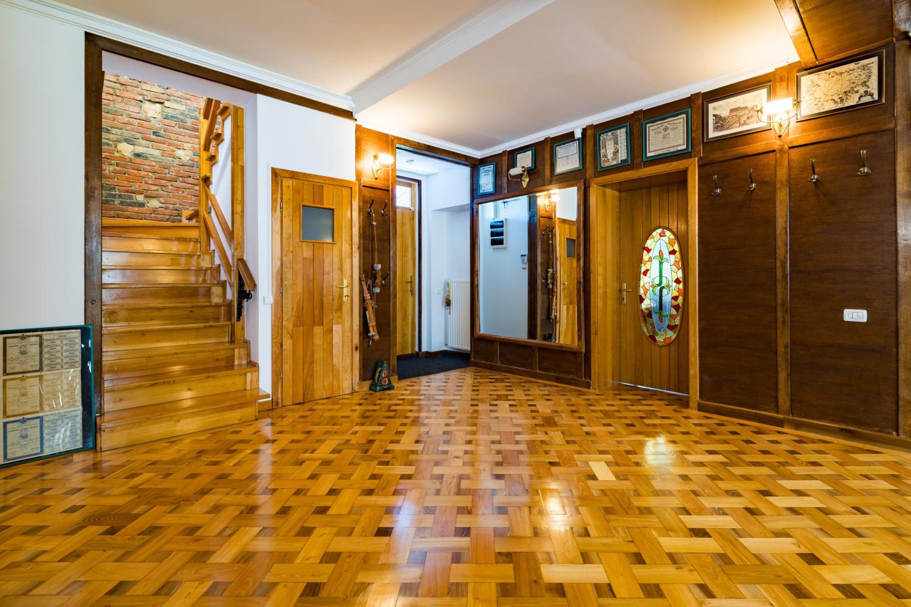 Hotel Azure Stay in Downtown Brasov - Free Parking - Image 1