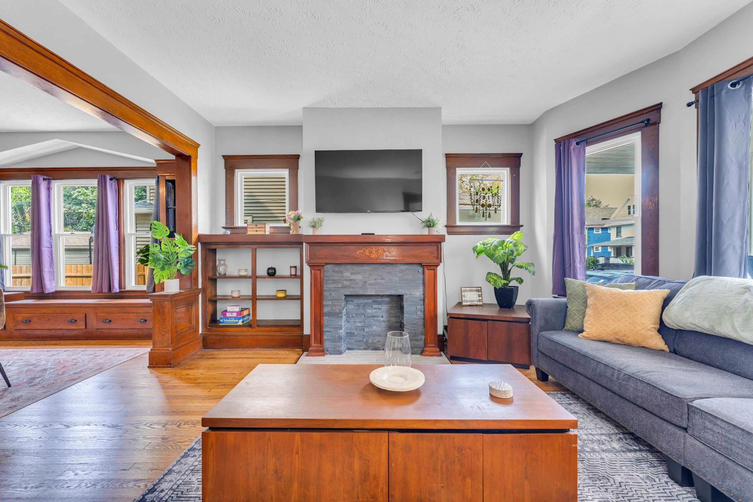 Stay Near Shaker Square Full Kitchen WiFi Desk view 2