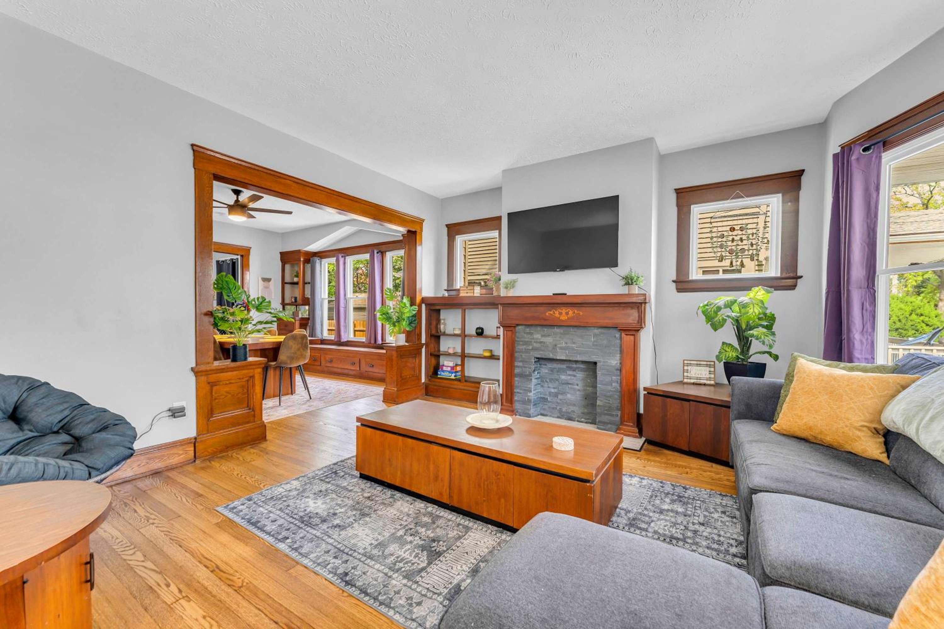 Stay Near Shaker Square Full Kitchen WiFi Desk view 3