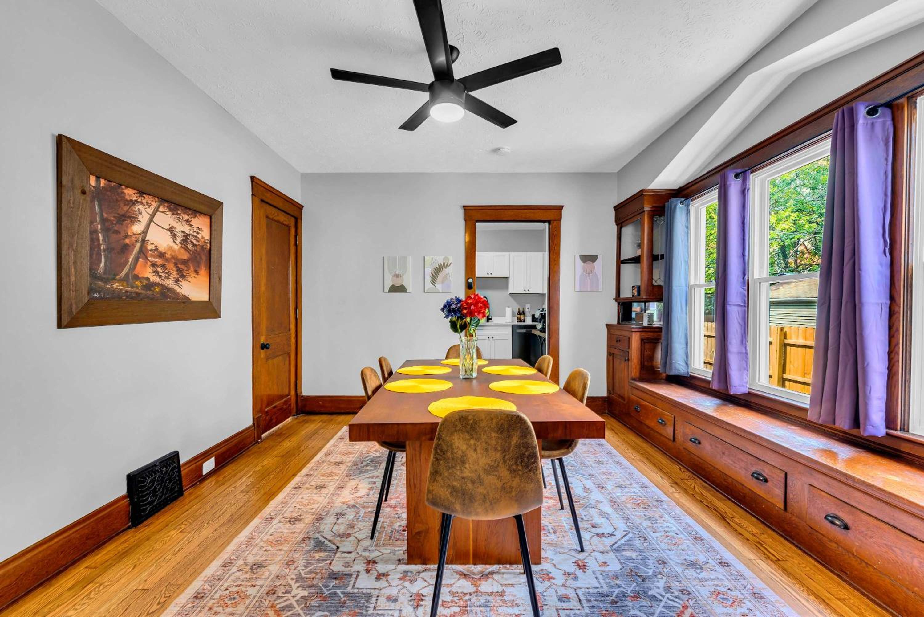 Stay Near Shaker Square Full Kitchen WiFi Desk view 4