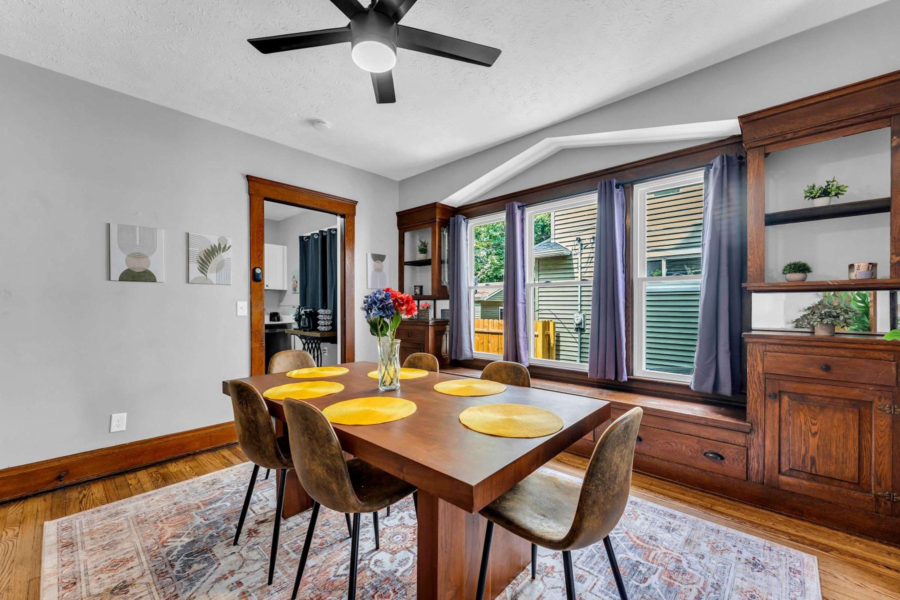 Stay Near Shaker Square Full Kitchen WiFi Desk view 5